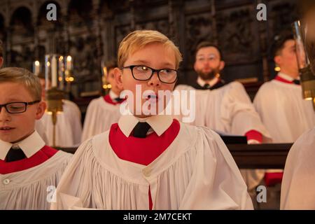 La photo datée de 10 décembre montre la répétition du chœur du King’s College pour l’enregistrement à la télévision du célèbre service de chants de noël à la chapelle du King’s College Banque D'Images