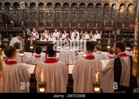 La photo datée de 10 décembre montre la répétition du chœur du King’s College pour l’enregistrement à la télévision du célèbre service de chants de noël à la chapelle du King’s College Banque D'Images