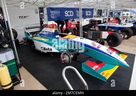 Vue sur la Jordan 195 1995, pilotée, en période par Rubens Barrichello, exposée au Silverstone Classic 2022 Banque D'Images