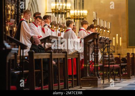 La photo datée de 10 décembre montre la répétition du chœur du King’s College pour l’enregistrement à la télévision du célèbre service de chants de noël à la chapelle du King’s College Banque D'Images