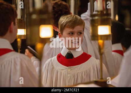 La photo datée de 10 décembre montre la répétition du chœur du King’s College pour l’enregistrement à la télévision du célèbre service de chants de noël à la chapelle du King’s College Banque D'Images