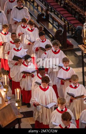 La photo datée de 10 décembre montre la répétition du chœur du King’s College pour l’enregistrement à la télévision du célèbre service de chants de noël à la chapelle du King’s College Banque D'Images