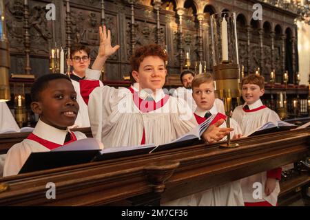 La photo datée de 10 décembre montre la répétition du chœur du King’s College pour l’enregistrement à la télévision du célèbre service de chants de noël à la chapelle du King’s College Banque D'Images