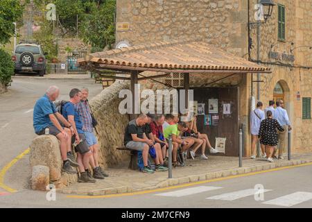 Wartende Wanderer, Bushaltestelle, Straßenszene, Altstadt, Deia, Mallorca, espagnol Banque D'Images