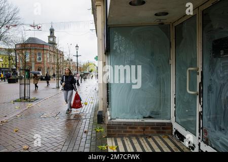 Un magasin vacant dans le centre-ville de Newcastle-Under-Lyme, Staffordshire, Royaume-Uni Banque D'Images