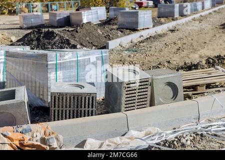 Route de construction sur une base de béton de puits pendant l'installation du système de drainage des eaux pluviales Banque D'Images