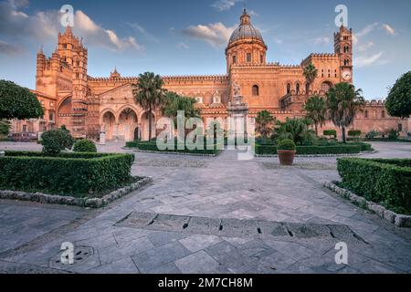 Cathédrale de Palerme, Sicile, Italie. Image de paysage urbain de la célèbre cathédrale de Palerme à Palerme, Italie au lever du soleil. Banque D'Images