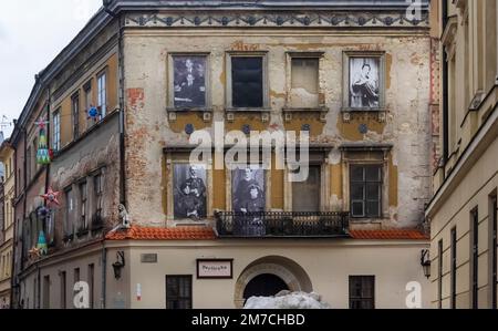 Photo rétro dans les fenêtres d'un ancien bâtiment à Lublin, en Pologne. Lublin, Pologne - 25 décembre 2022 Banque D'Images