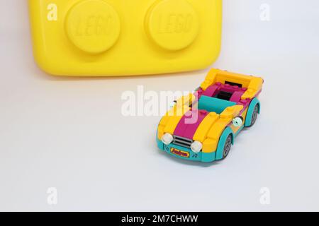 une voiture de course lego colorée isolée sur blanc Banque D'Images