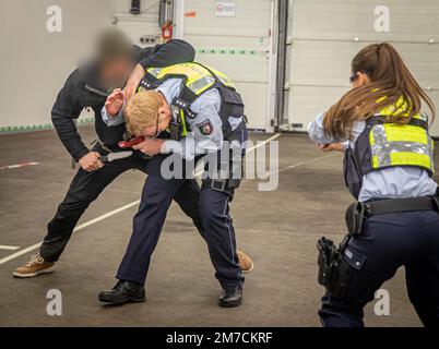 Düsseldorf, Allemagne. 09th janvier 2023. Un scénario dans lequel un homme inconnu attaque deux officiers en uniforme avec une arme poignante pendant un point de contrôle standard est montré au cours d'une manifestation policière sur la dangerosité des attaques au couteau. Divers scénarios opérationnels ont été décrits. Credit: Malte Krudewig/dpa - ATTENTION: Acteur de l'attaquant pixelated/dpa/Alamy Live News Banque D'Images