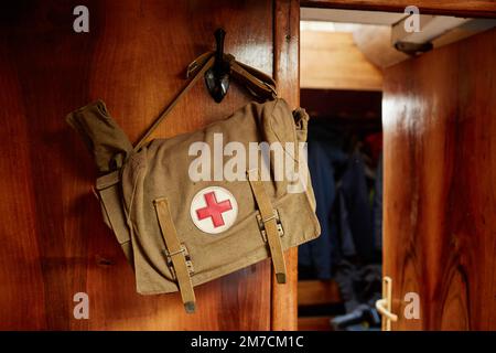 Gros plan de la trousse de premiers soins sur un mur en bois à l'intérieur du train ou du yacht, espace de copie Banque D'Images