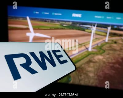 Téléphone portable avec logo de la société allemande d'énergie RWE AG à l'écran devant le site Web d'affaires. Concentrez-vous sur le centre de l'écran du téléphone. Banque D'Images