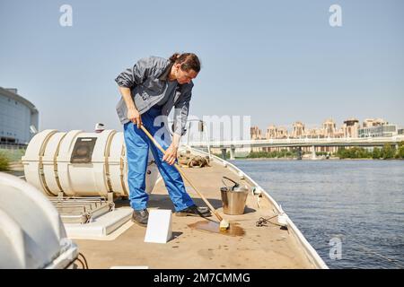 Portrait complet du voilier lavant le sol sur le bateau ou le yacht à la lumière du soleil, espace de copie Banque D'Images