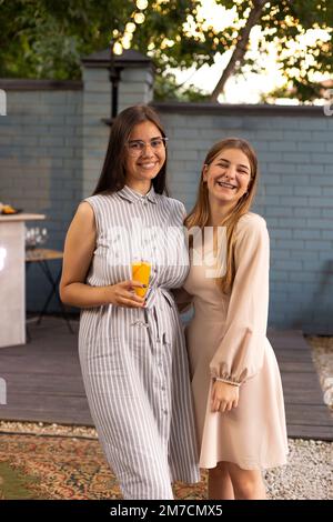 Des amis féminins dans un jardin fête. Les jeunes filles s'amusent un jour d'été ensoleillé. Meilleurs amis. fête d'anniversaire Banque D'Images