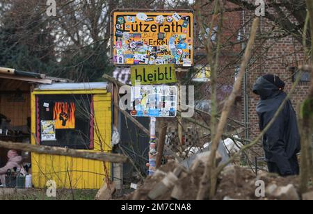 Erkelenz, Allemagne. 09th janvier 2023. Le signe du village de Lützerath est recouvert d'autocollants. Le village de Lützerath doit être exploité pour l'expansion de la mine de lignite opencast Garzweiler II. Credit: Oliver Berg/dpa/Alay Live News Banque D'Images