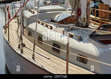 Gros plan du yacht à voile en plein soleil avec accent sur les parquets, l'espace de copie Banque D'Images