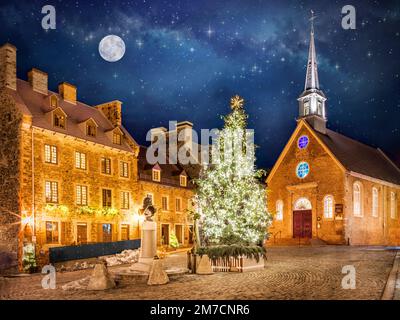 Place Royale avec arbre de Noël, notre Dame et pleine Lune, Vieux-Québec, Québec, Canada Banque D'Images