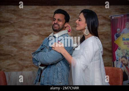 Mohali, Inde. 09th janvier 2023. Un acteur Rajiv Thakur et l'actrice Shishnaz Sehar, posent pour des photos tout en faisant la promotion de leur prochain film de langue Punjabi 'Kanjos Majnu KharChili Laila' à Mohali. Crédit : SOPA Images Limited/Alamy Live News Banque D'Images