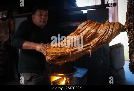 Lalitpur, Bagmati, Népal. 9th janvier 2023. Un homme fait fouetter la mélasse dure (Chaaku, dans la langue locale) pour le prochain festival Maghe Sankranti à Lalitpur, au Népal, sur 9 janvier 2023. La mélasse est préparée et consommée tout au long du mois du festival pour renforcer les corps, et fournit les éléments nutritifs nécessaires pour combattre le froid. Les ingrédients de base sont le jus concentré de canne à sucre, la jaggery, le ghee et les noix. Le festival Maghe Sankranti tombe sur 15 janvier cette année. (Image de crédit : © Sunil Sharma/ZUMA Press Wire) Banque D'Images