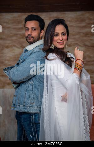 Mohali, Inde. 09th janvier 2023. Un acteur Rajiv Thakur et l'actrice Shishnaz Sehar, posent pour des photos tout en faisant la promotion de leur prochain film de langue Punjabi 'Kanjos Majnu KharChili Laila' à Mohali. (Photo de Pradeep Gaur/SOPA Images/Sipa USA) crédit: SIPA USA/Alay Live News Banque D'Images