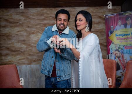 Mohali, Inde. 09th janvier 2023. Un acteur Rajiv Thakur et l'actrice Shishnaz Sehar, posent pour des photos tout en faisant la promotion de leur prochain film de langue Punjabi 'Kanjos Majnu KharChili Laila' à Mohali. (Photo de Pradeep Gaur/SOPA Images/Sipa USA) crédit: SIPA USA/Alay Live News Banque D'Images