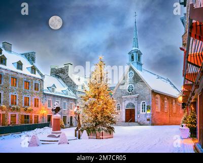 Place Royale avec arbre de Noël, neige et glace notre Dame, sous la pleine lune Vieux-Québec, Québec, Canada Banque D'Images