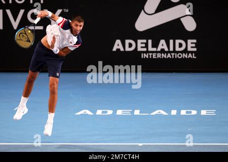 Adélaïde, Australie, 9 janvier 2023. Alexei Popyrin d'Australie sert le ballon lors du match de tennis international d'Adélaïde entre Thanasi Kokkinakis d'Australie et Alexei Popyrin d'Australie à Memorial Drive sur 09 janvier 2023 à Adélaïde, en Australie. Crédit : Peter Mundy/Speed Media/Alay Live News Banque D'Images