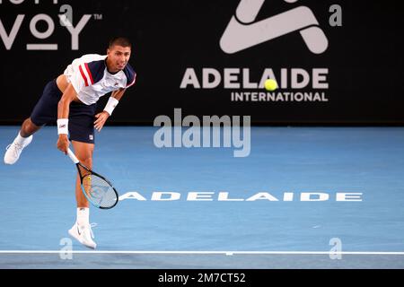 Adélaïde, Australie, 9 janvier 2023. Alexei Popyrin d'Australie sert le ballon lors du match de tennis international d'Adélaïde entre Thanasi Kokkinakis d'Australie et Alexei Popyrin d'Australie à Memorial Drive sur 09 janvier 2023 à Adélaïde, en Australie. Crédit : Peter Mundy/Speed Media/Alay Live News Banque D'Images