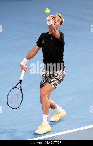 Adélaïde, Australie, 9 janvier 2023. Le Thanasi Kokkinakis d'Australie sert le ballon lors du match de tennis international d'Adélaïde entre le Thanasi Kokkinakis d'Australie et Alexei Popyrin d'Australie à Memorial Drive sur 09 janvier 2023 à Adélaïde, en Australie. Crédit : Peter Mundy/Speed Media/Alay Live News Banque D'Images