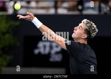 Adélaïde, Australie, 9 janvier 2023. Le Thanasi Kokkinakis d'Australie sert le ballon lors du match de tennis international d'Adélaïde entre le Thanasi Kokkinakis d'Australie et Alexei Popyrin d'Australie à Memorial Drive sur 09 janvier 2023 à Adélaïde, en Australie. Crédit : Peter Mundy/Speed Media/Alay Live News Banque D'Images