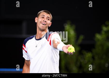 Adélaïde, Australie, 9 janvier 2023. Alexei Popyrin d'Australie sert le ballon lors du match de tennis international d'Adélaïde entre Thanasi Kokkinakis d'Australie et Alexei Popyrin d'Australie à Memorial Drive sur 09 janvier 2023 à Adélaïde, en Australie. Crédit : Peter Mundy/Speed Media/Alay Live News Banque D'Images