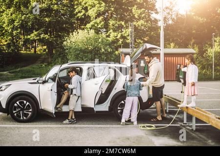 Voiture électrique de charge familiale à la gare Banque D'Images