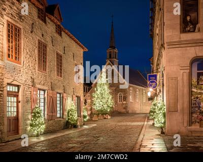 Place Royale avec arbre de Noël et église notre Dame Vieux-Québec, Québec, Canada Banque D'Images