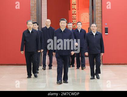 (230109) -- BEIJING, 9 janvier 2023 (Xinhua) -- Xi Jinping, secrétaire général du Comité central du Parti communiste de Chine (PCC), Dirige les membres du Comité permanent du Bureau politique du Comité central du CPC à visiter une exposition sur les 13 ans du Comité central du CPC à Ya'an au Ya'an Revolutionary Memorial Hall à Ya'an, dans la province de Shaanxi, dans le nord-ouest de la Chine, le 27 octobre 2022. Xi, également président chinois et président de la Commission militaire centrale, était accompagné de Li Qiang, Zhao Leji, Wang Huning, Cai Qi, Ding Xuexiang et Li Xi, dans un voyage à Ya'an, un vieux revolutio Banque D'Images