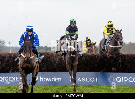 Ascot, Berkshire, Royaume-Uni. 22 janvier 2022. Cheval Shishkin (à droite) monté par le jockey Nico de Boinville efface le dernier avant de remporter le SBK Clarence House Steeple Chase cheval battant Energumene (à gauche). Entraîneur Nicky Henderson. Crédit : Maureen McLean/Alamy Banque D'Images