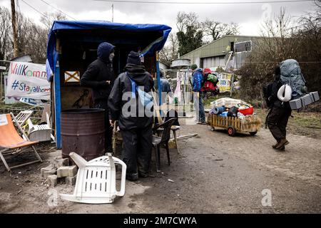 Lutzerath, Erkelenz, Allemagne. 09th janvier 2023. LÜTZERATH - des militants hollandais arrivent dans le village allemand de Lutzerath, juste de l'autre côté de la frontière néerlandaise. Des activistes occupent le village depuis plus de deux ans pour empêcher le village d'être effacé de la surface de la terre afin que le groupe énergétique RWE puisse y extraire le lignite. Le nombre de militants a considérablement augmenté lorsque la police a annoncé qu'ils allaient évacuer le village. ANP ROB ENGELAAR pays-bas - belgique OUT crédit: ANP/Alay Live News Banque D'Images