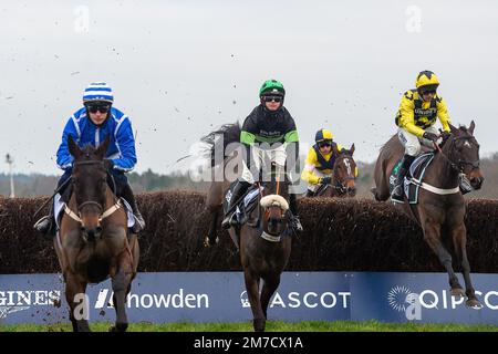 Ascot, Berkshire, Royaume-Uni. 22 janvier 2022. Cheval Shishkin (à droite) monté par le jockey Nico de Boinville efface le dernier avant de remporter le SBK Clarence House Steeple Chase cheval battant Energumene (à gauche). Entraîneur Nicky Henderson. Crédit : Maureen McLean/Alamy Banque D'Images