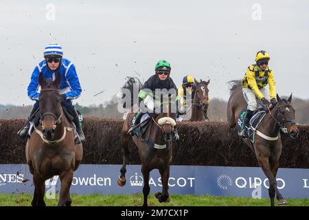 Ascot, Berkshire, Royaume-Uni. 22 janvier 2022. Cheval Shishkin (à droite) monté par le jockey Nico de Boinville efface le dernier avant de remporter le SBK Clarence House Steeple Chase cheval battant Energumene (à gauche). Entraîneur Nicky Henderson. Crédit : Maureen McLean/Alamy Banque D'Images