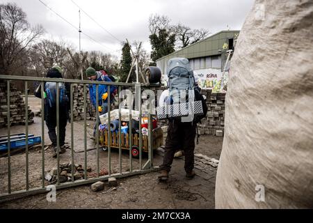 Lutzerath, Erkelenz, Allemagne. 09th janvier 2023. LÜTZERATH - des militants hollandais arrivent dans le village allemand de Lutzerath, juste de l'autre côté de la frontière néerlandaise. Des activistes occupent le village depuis plus de deux ans pour empêcher le village d'être effacé de la surface de la terre afin que le groupe énergétique RWE puisse y extraire le lignite. Le nombre de militants a considérablement augmenté lorsque la police a annoncé qu'ils allaient évacuer le village. ANP ROB ENGELAAR pays-bas - belgique OUT crédit: ANP/Alay Live News Banque D'Images