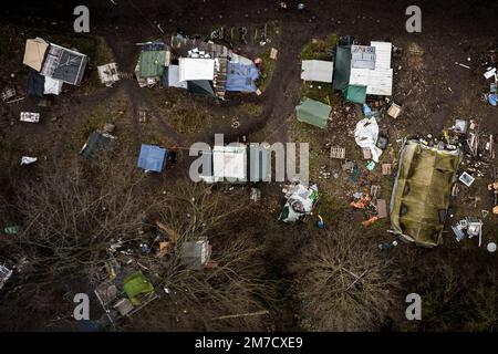 Lutzerath, Erkelenz, Allemagne. 09th janvier 2023. LÜTZERATH - Une photo de drone du village allemand de Lutzerath, de l'autre côté de la frontière néerlandaise. Des activistes occupent le village depuis plus de deux ans pour empêcher le village d'être effacé de la surface de la terre afin que le groupe énergétique RWE puisse y extraire le lignite. Le nombre de militants a considérablement augmenté lorsque la police a annoncé qu'ils allaient évacuer le village. ANP ROB ENGELAAR pays-bas - belgique OUT crédit: ANP/Alay Live News Banque D'Images