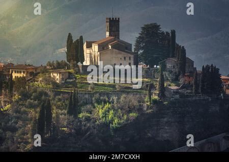 Ville de Barga, Duomo ou église Collégiata San Cristoforo au sommet de la colline. Garfagnana, province de Lucca, région Toscane, Italie. Banque D'Images