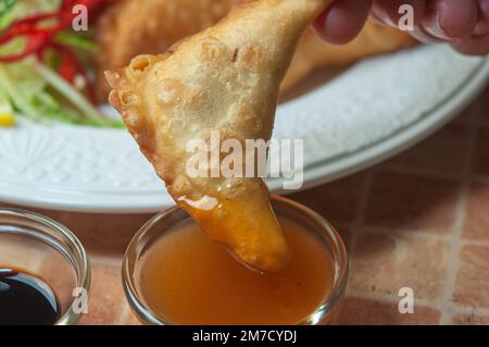 Fermer une assiette de boulettes frites. De délicieux boulettes japonaises poêlées appellent Gyoza ou connu sous le nom de boulettes chinoises Jiaozi. Wontons chinois avec swee Banque D'Images