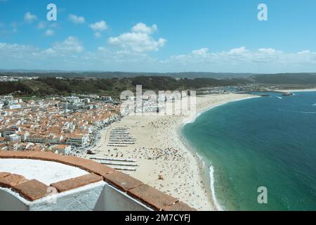 Nazaré, Portugal - 16 août 2022: Vue aérienne de la plage de Nazaré, point de vue de Miradouro do Suberco, district de Leiria, Portugal. Banque D'Images