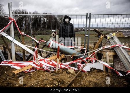 Lutzerath, Erkelenz, Allemagne. 09th janvier 2023. LÜTZERATH - activistes du "village de lignite" allemand Lutzerath, juste de l'autre côté de la frontière néerlandaise. Des activistes occupent le village depuis plus de deux ans pour empêcher le village d'être effacé de la surface de la terre afin que le groupe énergétique RWE puisse y extraire le lignite. Le nombre de militants a considérablement augmenté lorsque la police a annoncé qu'ils allaient évacuer le village. ANP ROB ENGELAAR pays-bas - belgique OUT crédit: ANP/Alay Live News Banque D'Images