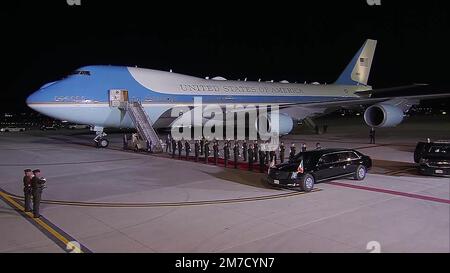 Mexique, Mexique. 08th janvier 2023. Joe Biden, président des États-Unis, est monté à bord de la Force aérienne One qui a atterri sur la piste de l'aéroport international Felipe Angeles (AIFA) à Zumpango de Ocampo, sur 8 janvier 2023, dans l'État du Mexique. Le président des États-Unis Joe Biden est arrivé à Mexico pour assister au Sommet des dirigeants nord-américains, surnommé avec charme le « Sommet des trois Amigos ». Qui se tiendra lundi et mardi. Photo du Bureau de presse du Président mexicain/UPI crédit: UPI/Alay Live News Banque D'Images