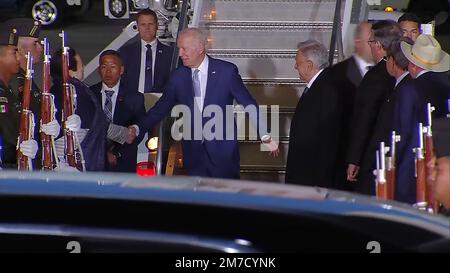 Mexique, Mexique. 08th janvier 2023. Le président du Mexique, Andres Manuel Lopez Obrador (R), accueille le président des États-Unis Joe Biden, à l'aéroport international Felipe Angeles (AIFA) de Zumpango de Ocampo, sur 8 janvier 2023, dans l'État du Mexique, au Mexique. Le président des États-Unis Joe Biden est arrivé à Mexico pour assister au Sommet des dirigeants nord-américains, surnommé avec charme le « Sommet des trois Amigos ». Qui se tiendra lundi et mardi. Photo du Bureau de presse du Président mexicain/UPI crédit: UPI/Alay Live News Banque D'Images