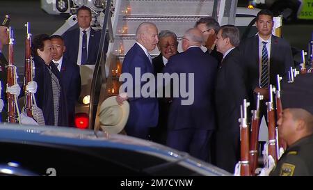 Mexique, Mexique. 08th janvier 2023. Le Président du Mexique, Andres Manuel Lopez Obrador (C), accueille le Président des États-Unis Joe Biden (C-L), à l'aéroport international Felipe Angeles (AIFA) à Zumpango de Ocampo, sur 8 janvier 2023, dans l'État du Mexique, au Mexique. Le président des États-Unis Joe Biden est arrivé à Mexico pour assister au Sommet des dirigeants nord-américains, surnommé avec charme le « Sommet des trois Amigos ». Qui se tiendra lundi et mardi. Photo du Bureau de presse du Président mexicain/UPI crédit: UPI/Alay Live News Banque D'Images