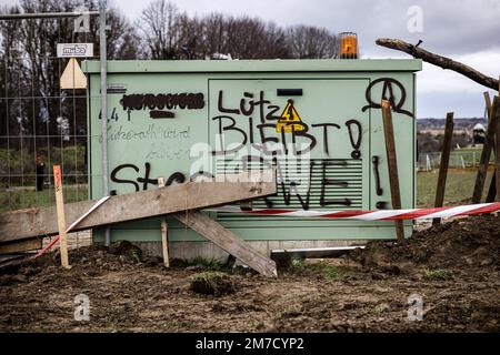 Lutzerath, Erkelenz, Allemagne. 09th janvier 2023. LÜTZERATH - Barricades dans le 'village lignite' allemand de Lutzerath, juste en face de la frontière néerlandaise. Des activistes occupent le village depuis plus de deux ans pour empêcher le village d'être effacé de la surface de la terre afin que le groupe énergétique RWE puisse y extraire le lignite. Le nombre de militants a considérablement augmenté lorsque la police a annoncé qu'ils allaient évacuer le village. ANP ROB ENGELAAR pays-bas - belgique OUT crédit: ANP/Alay Live News Banque D'Images