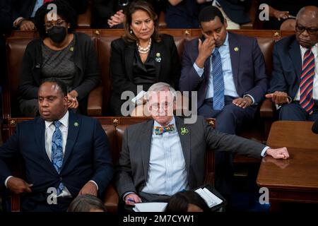 Washington, États-Unis d'Amérique. 07th janvier 2023. Les Démocrates de la Chambre des représentants regardent depuis leur siège le Congrès de 118th se réunit pour voter pour le Président de la Chambre au Capitole des États-Unis, à Washington, DC, samedi, 7 janvier, 2023. Credit: Rod Lamkey/CNP/Sipa USA(RESTRICTION: PAS de journaux ou journaux New York ou New Jersey dans un rayon de 75 miles de la ville de New York) Credit: SIPA USA/Alay Live News Banque D'Images