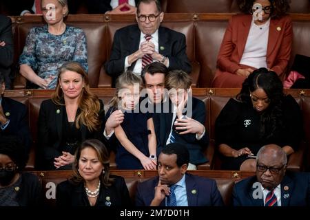 Washington, États-Unis d'Amérique. 07th janvier 2023. Les Démocrates de la Chambre des représentants regardent depuis leur siège le Congrès de 118th se réunit pour voter pour le Président de la Chambre au Capitole des États-Unis, à Washington, DC, samedi, 7 janvier, 2023. Credit: Rod Lamkey/CNP/Sipa USA(RESTRICTION: PAS de journaux ou journaux New York ou New Jersey dans un rayon de 75 miles de la ville de New York) Credit: SIPA USA/Alay Live News Banque D'Images